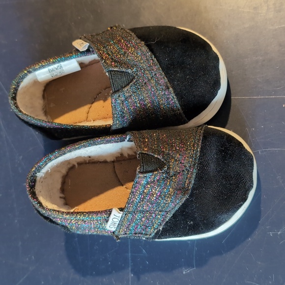 TOMS infant shoes - size 2 - Picture 1 of 3